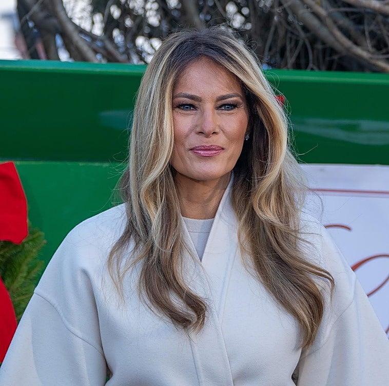 Furor por los zapatos navideños de Melania Trump: 6 opciones para llevar en las fiestas